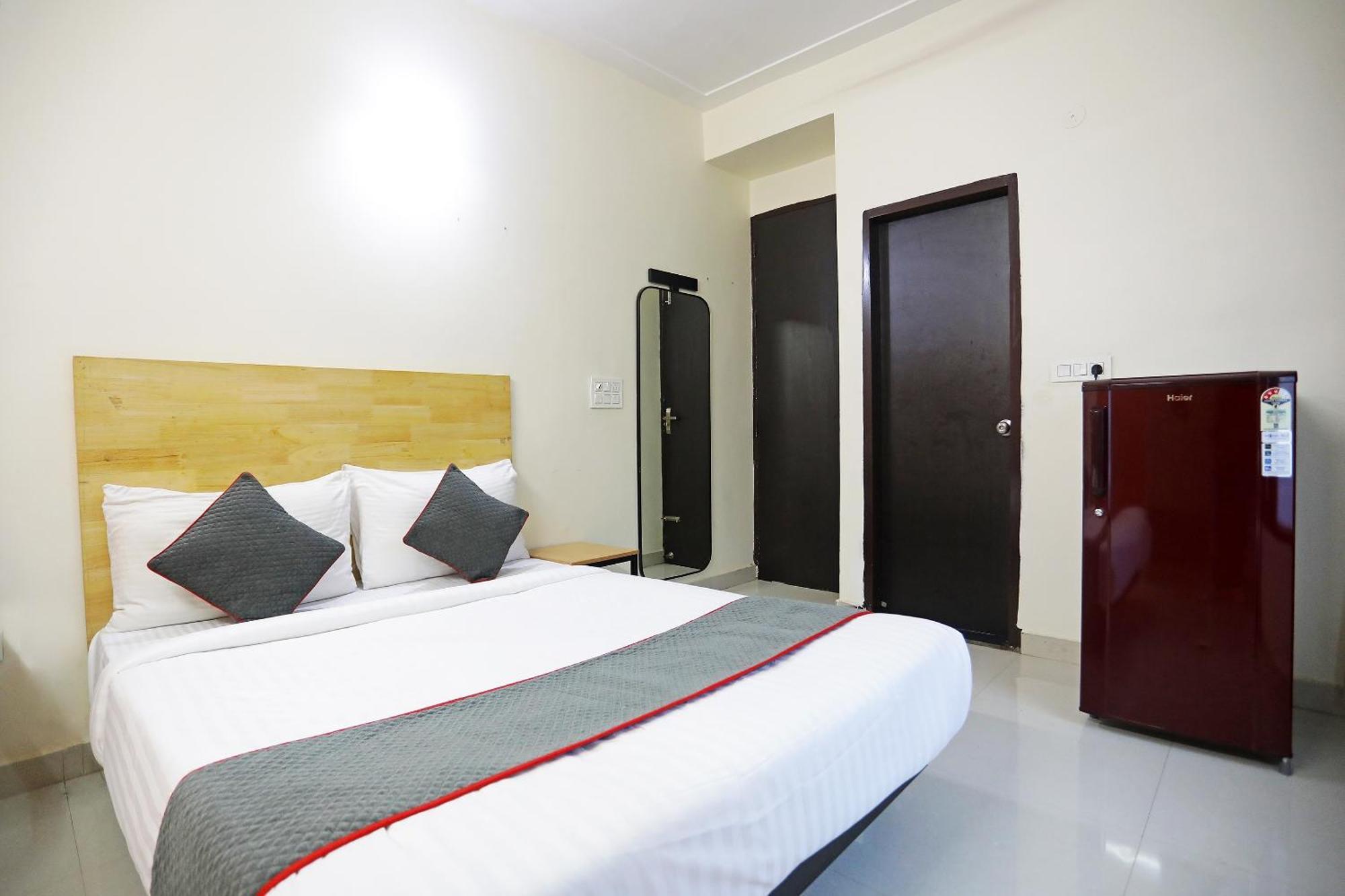 Super Townhouse Cloud Bay, Near Genpact, Sector-69, Gurgaon Hotel Kültér fotó