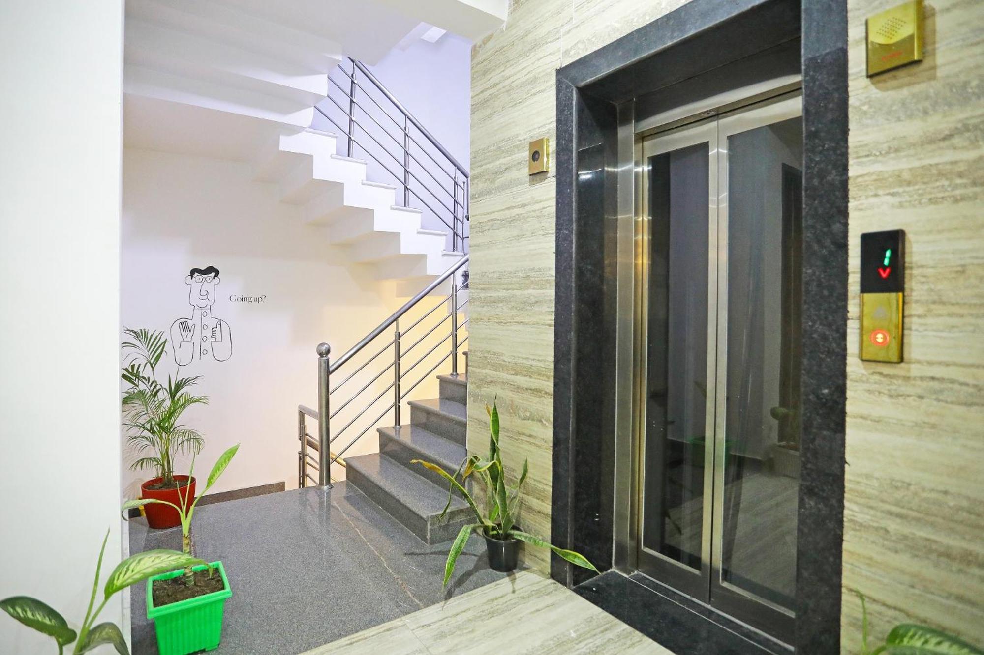 Super Townhouse Cloud Bay, Near Genpact, Sector-69, Gurgaon Hotel Kültér fotó
