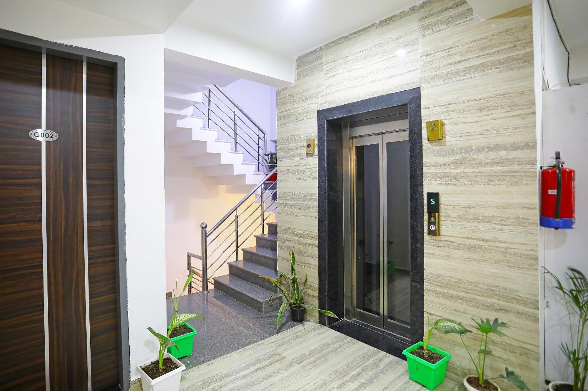 Super Townhouse Cloud Bay, Near Genpact, Sector-69, Gurgaon Hotel Kültér fotó