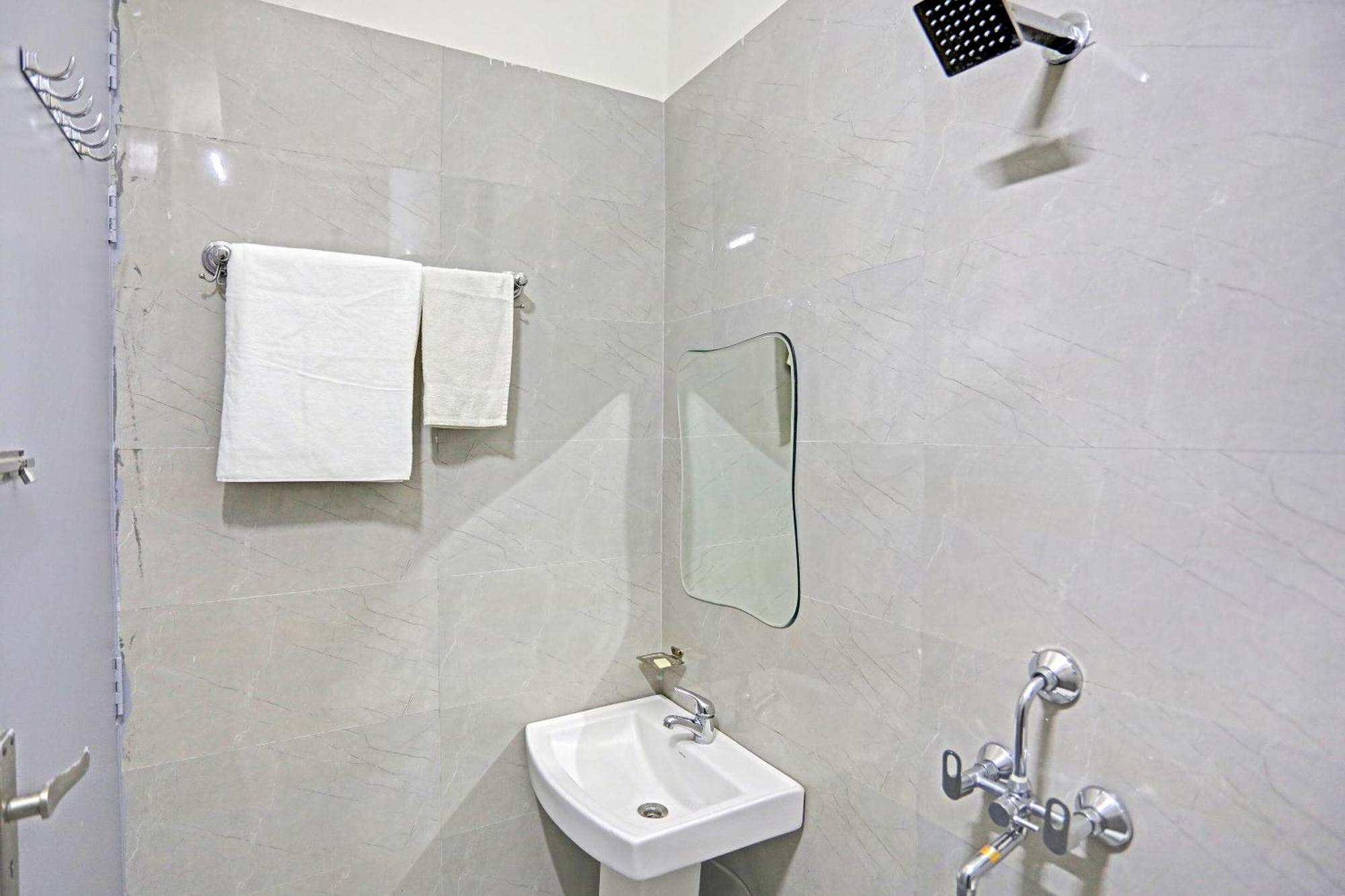 Super Townhouse Cloud Bay, Near Genpact, Sector-69, Gurgaon Hotel Kültér fotó