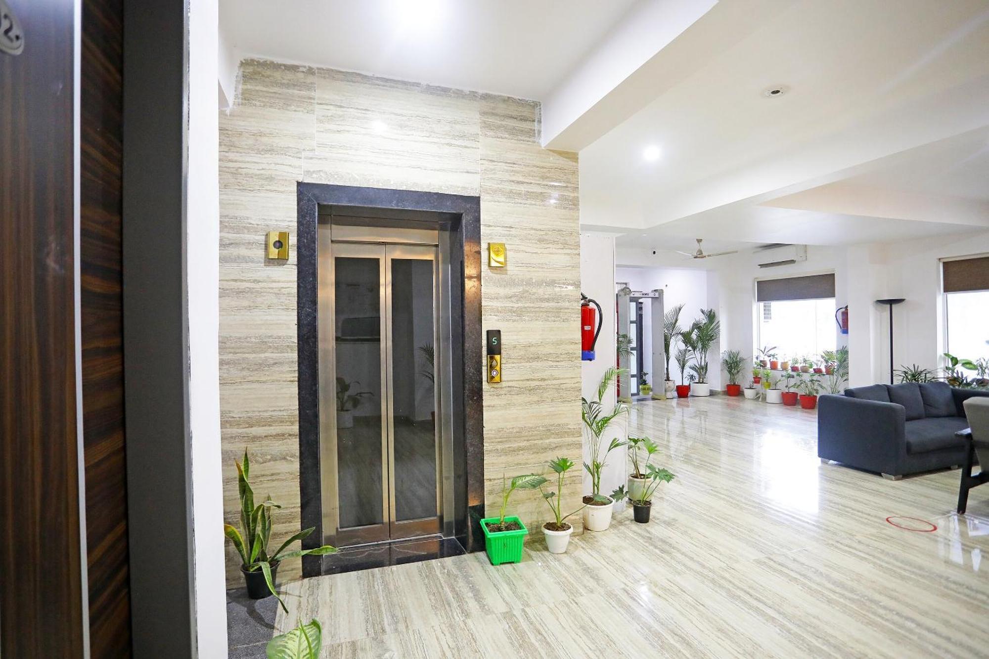 Super Townhouse Cloud Bay, Near Genpact, Sector-69, Gurgaon Hotel Kültér fotó